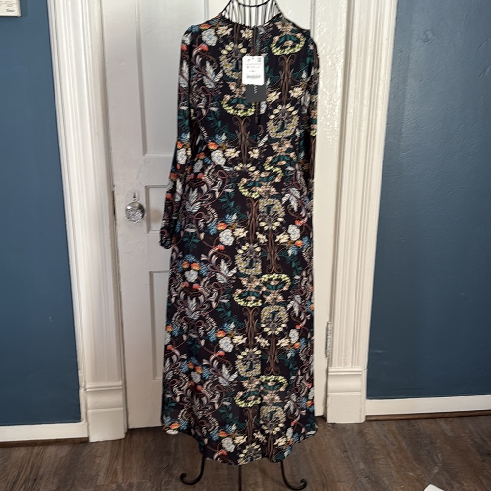 Floral Zara Dress. Very adorable and great for any occasion. NWT. Size S - Picture 6 of 7